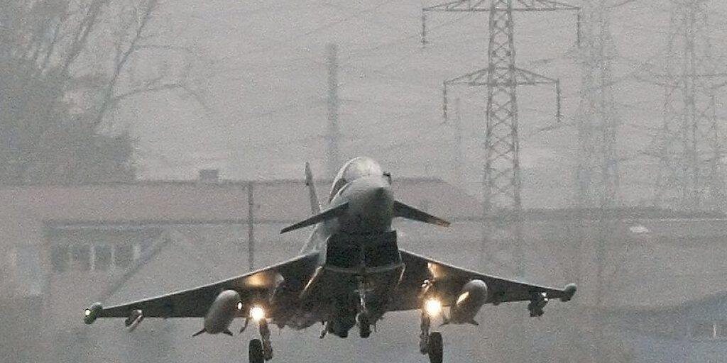 Er hebt bei den Kandidatentests in Payerne VD als erster ab: der Eurofighter Typhoon - hier ein Exemplar der deutschen Luftwaffe beim Testflug auf dem Flugplatz Emmen LU. (Archivbild)