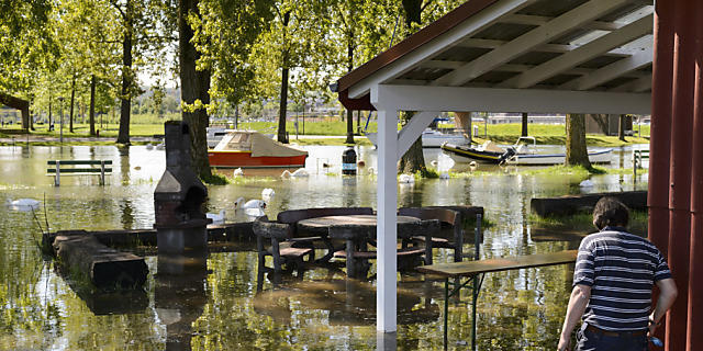 In Yverdon-les-Bains ist der Neuenburgersee über die Ufer getreten