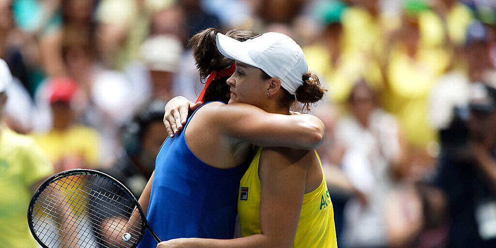 Die Französin Caroline Garcia (links) gratuliert der australischen Weltnummer 1 Ashleigh Barty zum 6:0, 6:0-Sieg im zweiten Einzel des Fed-Cup-Finals