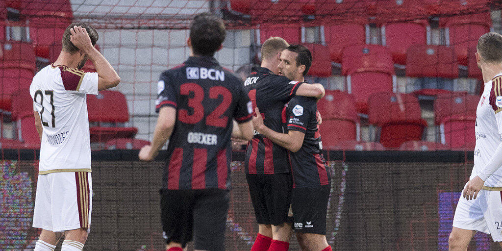 Raphael Nuzzolo (rechts) erhält die Glückwünsche für sein Penaltytor zum 1:0 für Neuchâtel Xamax