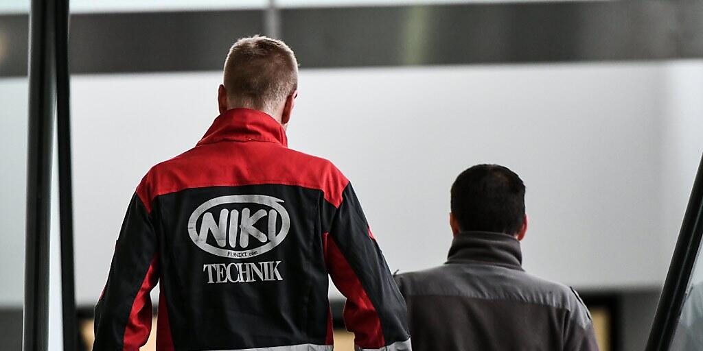 Alle Mitarbeiter der insolventen österreichischen Fluggesellschaft Niki sollen ein Job-Angebot erhalten. Dies verspricht der ehemalige Rennfahrer Niki Lauda, der die Airline einst gegründet hatte und sie nun wieder zurückkaufen will. (Archivbild)
