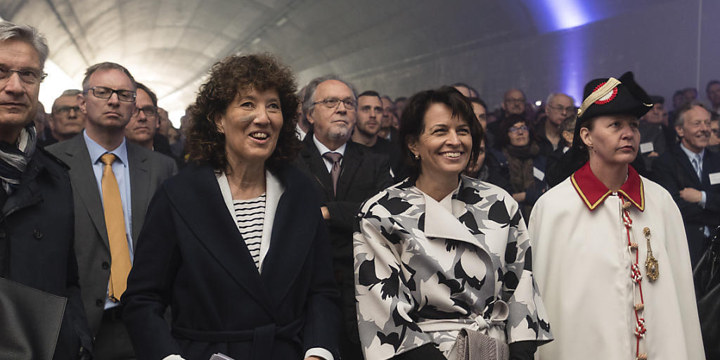 Freude herrscht am 3. April an der offiziellen Eröffnung des letzten Abschnitts der Transjurane (v.l.n.r.) bei Jean-Pierre Zürcher, Abteilungsleiter Nationalstrassenbau, Regierungsrätin Barbara Egger-Jenzer und Bundespräsidentin Doris Leuthard. (KEYSTONE/Stefan Meyer)