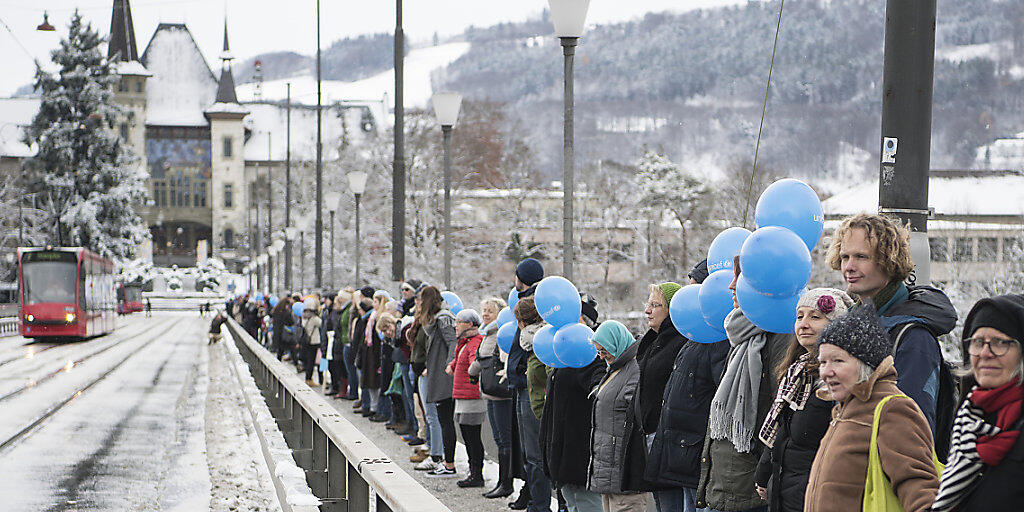 In Bern und in vier anderen grossen Schweizer Städten haben am Samstag insgesamt 1500 Teilnehmer an Unicef-Anlässen eine Menschenkette gebildet, um für Kinderrechte zu demonstrieren.