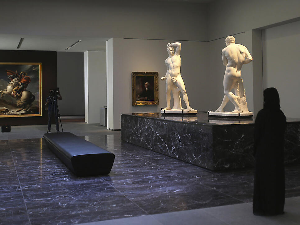 Blick in einen Ausstellungssaal des Louvre Abu Dhabi, der am Mittwoch eröffnet wird.