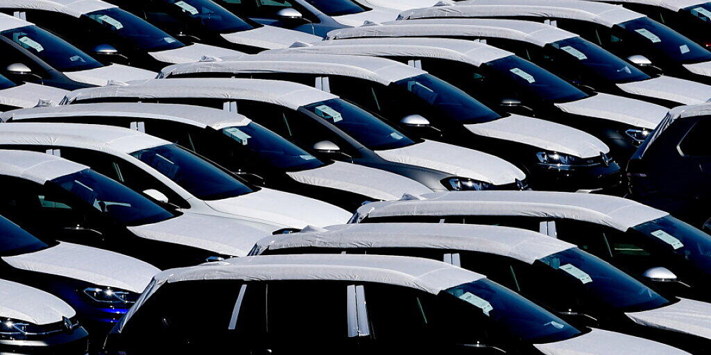 Beim Autobauer Volkswagen stand die Produktion im März und April teilweise still -  im Bild Fahrzeuge vor dem Werk im deutschen Zwickau. (Archivbild)