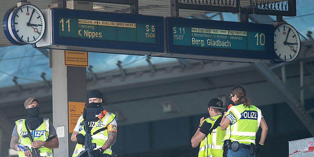 Polizisten auf einem Perron des Hauptbahnhofs in Köln. Eine Geiselnahme forderte am Montag vier Verletzte.