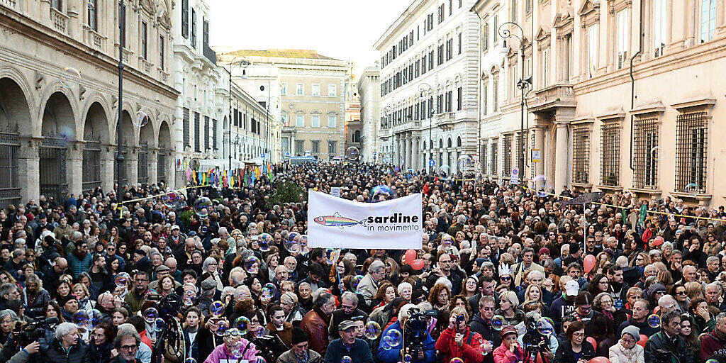 Die Anti-Populisten-Bewegung der "Sardinen" demonstriert in Rom gegen Rassismus.