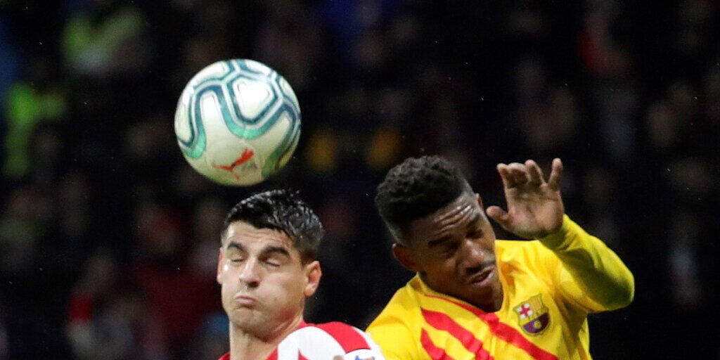 Duell mit geschlossenen Augen: Barcelonas Firpo Junior (rechts) gegen Atléticos Goalgetter Alvaro Morata