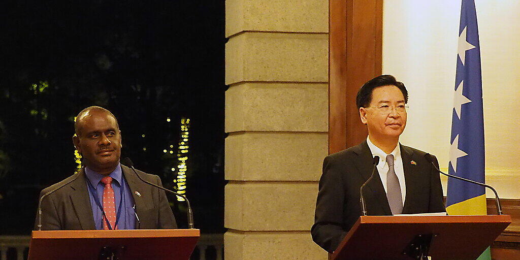 Noch vor einer Woche gaben Taiwans Aussenminister Joseph Wu (r) und der Aussenminister der Salomonen, Jeremiah Manele, eine gemeinsame Medienkonferenz in Taipei. Nun haben die Salomonen diplomatische Beziehungen mit der Volksrepublik China aufgenommen. (Bild vom 9. September)