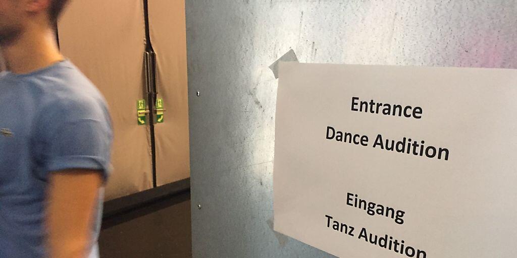 Audition in der St. Galler Lokremise: 750 Tänzerinnen und Tänzer meldeten sich für das Vortanzen für die St. Galler Tanzkompanie. Ein paar Dutzend erhielten die Chance, ihr Können dem neuen Tanzchef Kinsun Chan zu präsentieren. (Keystone-SDA/Nathalie Grand)