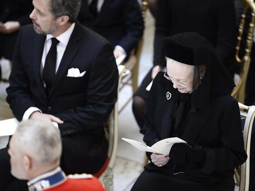 Die dänische Königin Margrethe II. und Kronprinz Frederik an der Trauerfeier in der Schlosskirche Christiansborg.