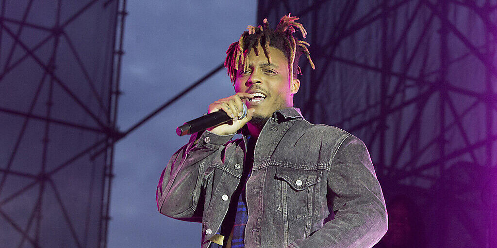Der US-Rapper Juice Wrld soll laut Medien nach einem Flug einen Krampfanfall erlitten haben. In einem Spital wurde er für tot erklärt. (Bild vom Mai 2019) Der US-Rapper Juice Wrld soll laut Medien nach einem Flug einen Krampfanfall erlitten haben. In einem Spital wurde er für tot erklärt. (Bild vom Mai 2019)