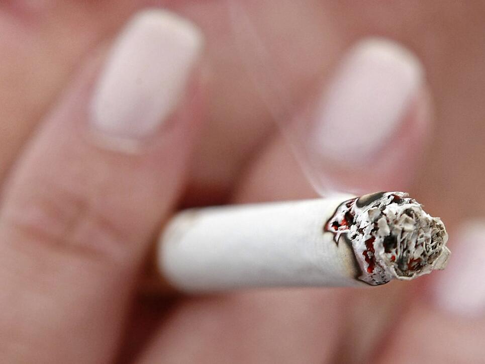 Dass Tabakkonsum ungesund ist, wissen die meisten Rauchenden. Das Risiko, selber zu erkranken, schätzen sie laut einer Studie aber zu tief ein. (Themenbild)