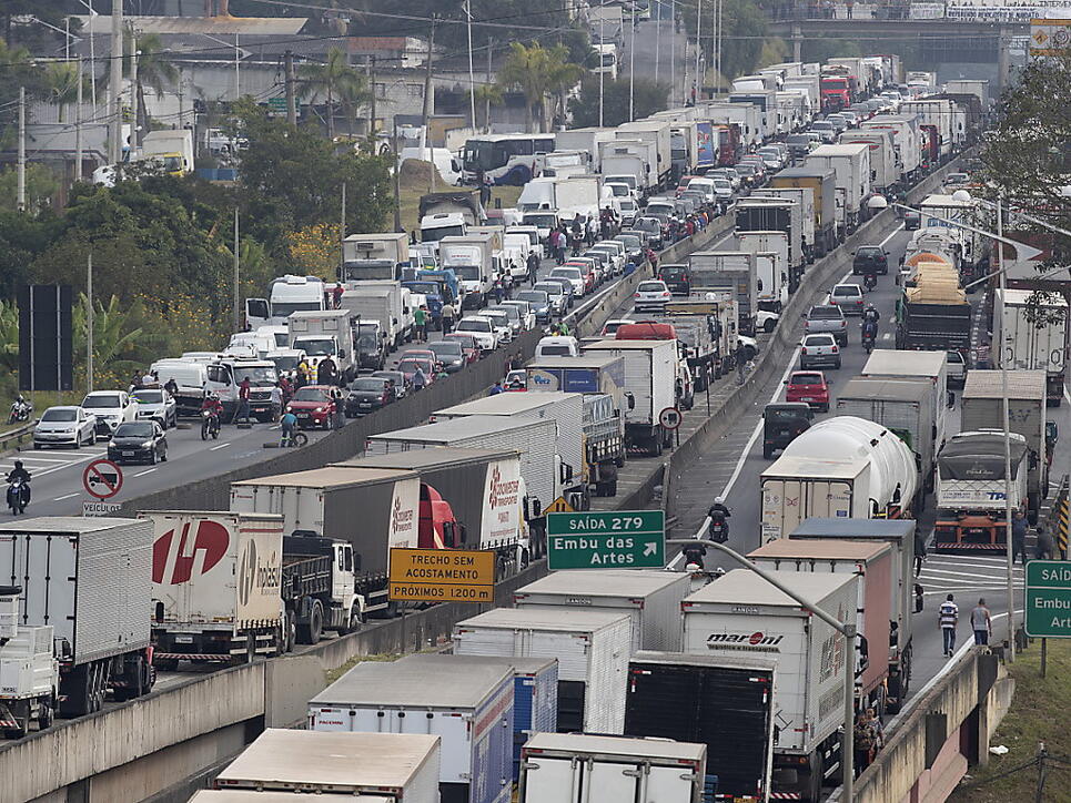 Vor der brasilianischen Metropole Sao Paulo demonstrieren Lastwagenfahrer gegen hohe Dieselpreise und blockieren Versorgungsrouten.