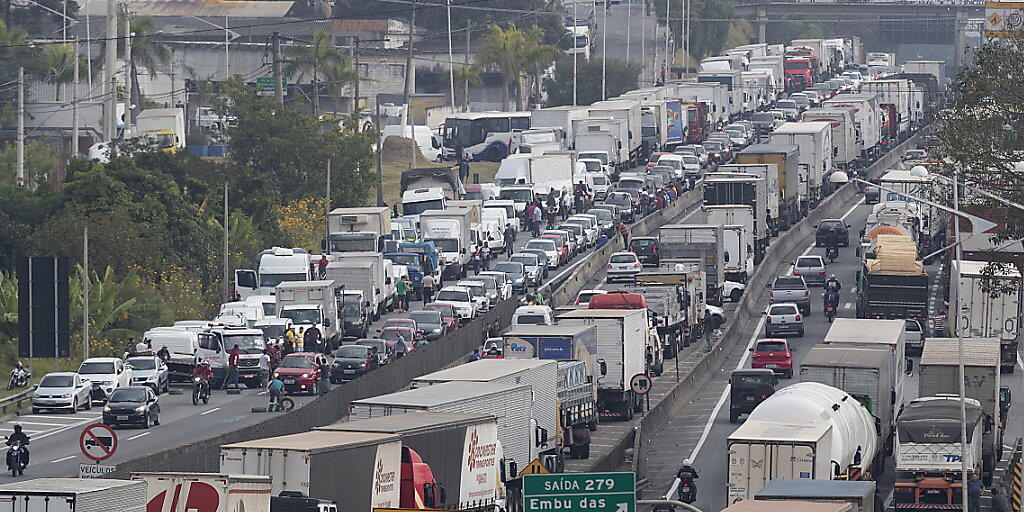 Vor der brasilianischen Metropole Sao Paulo demonstrieren Lastwagenfahrer gegen hohe Dieselpreise und blockieren Versorgungsrouten.