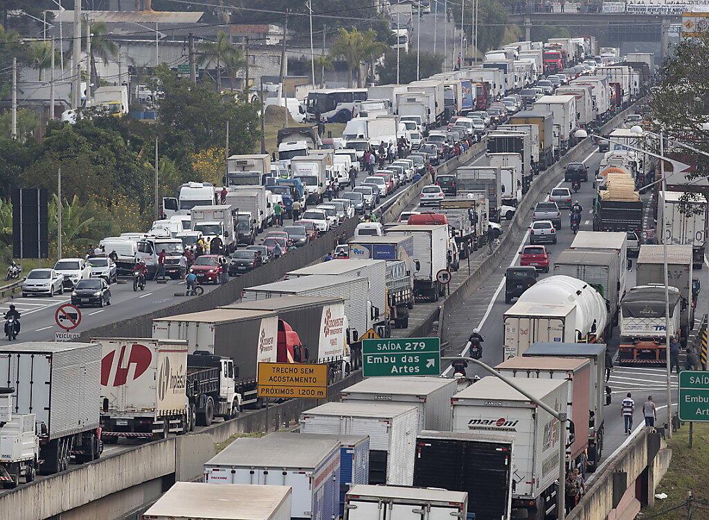 Vor der brasilianischen Metropole Sao Paulo demonstrieren Lastwagenfahrer gegen hohe Dieselpreise und blockieren Versorgungsrouten. Vor der brasilianischen Metropole Sao Paulo demonstrieren Lastwagenfahrer gegen hohe Dieselpreise und blockieren Versorgungsrouten.