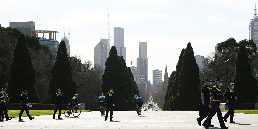 Police are seen at the Shrine of Remembrance in Melbourne, Friday, July 31, 2020. (AAP Image/Daniel Pockett) NO ARCHIVING Police are seen at the Shrine of Remembrance in Melbourne, Friday, July 31, 2020. (AAP Image/Daniel Pockett) NO ARCHIVING