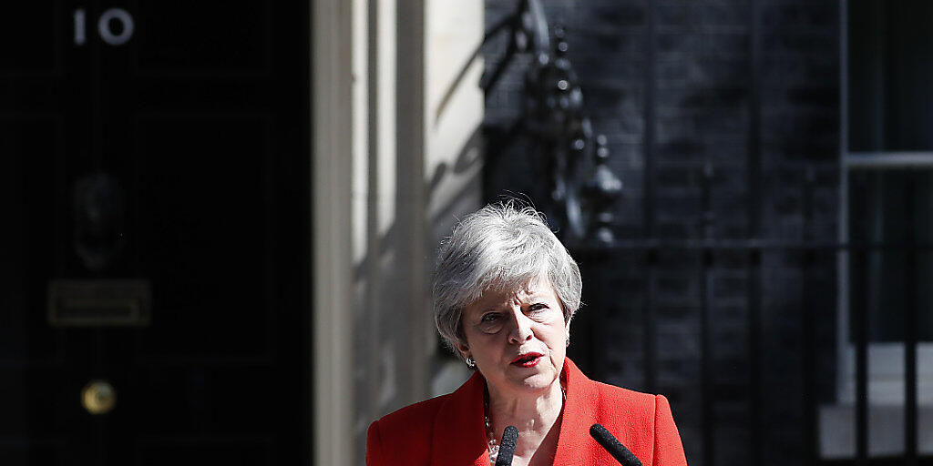 Die britische Premierministerin Theresa May kündigt ihren Rücktritt vor ihrem Amtssitz, der  10 Downing Street in London, an.
