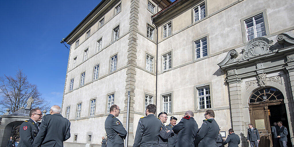 Besammlung vor barocker Kulisse: Die Delegierten der Schweizerischen Offiziersgesellschaft vor dem Kloster Einsiedeln.