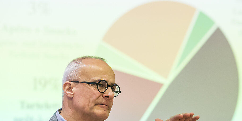 Geschäftsleiter Andreas Hug erläutert ein Kuchendiagramm an der Bilanzmedienkonferenz der Hug AG in Malters.