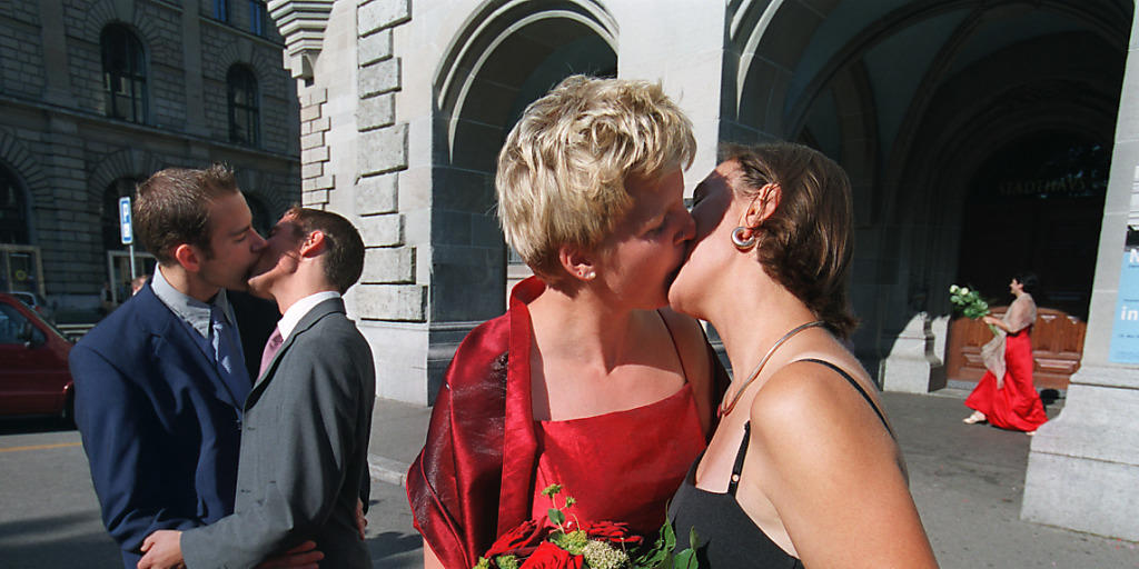 Die Ehe soll auch gleichgeschlechtlichen Paaren offen stehen. Die Rechtskommissionen von National- und Ständerat haben sich dafür ausgesprochen. (Archivbild)