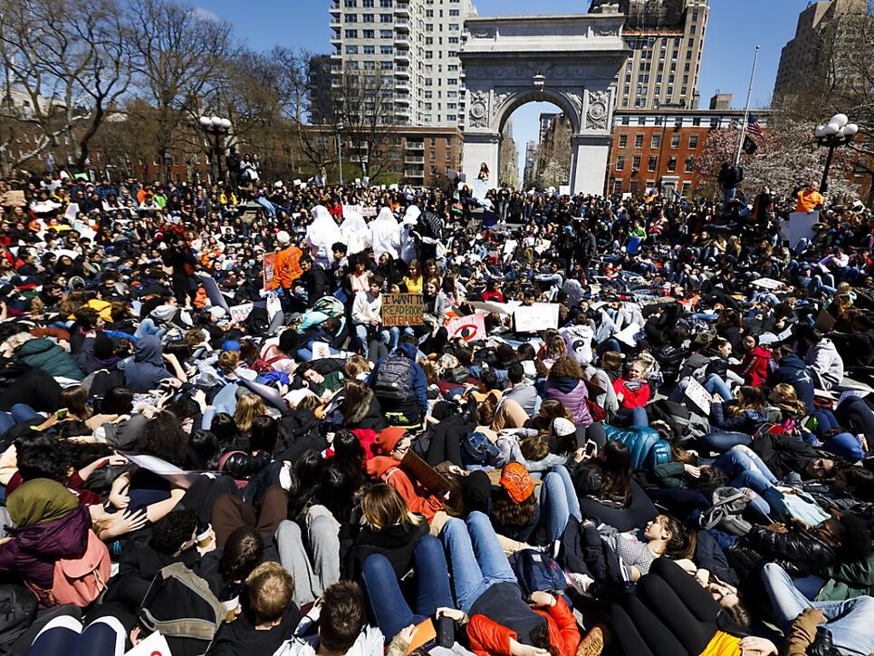 In den USA gingen wie hier in New York am Freitag tausende Schüler auf die Strasse, um gegen die laschen Waffengesetze in ihrem Land zu protestieren.