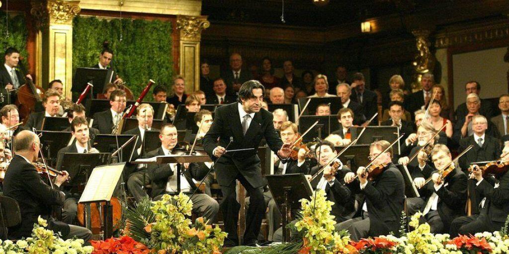 14 Jahre nach seinem letzten Neujahrskonzert mit den Wiener Philharmonikern gibt Riccardo Muti (M) eine Neuauflage. (Archivbild)