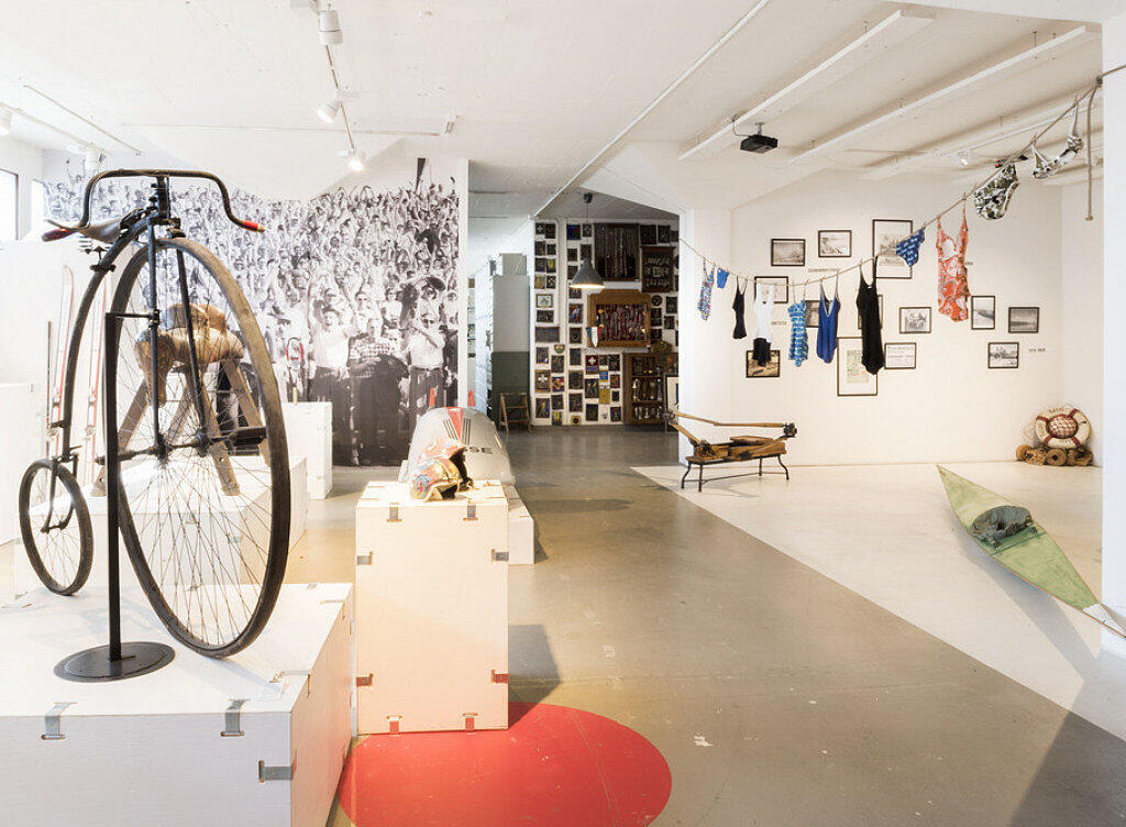 Das Schweizer Sportmuseum wollte Sportobjekte mitsamt ihrem historischen und gesellschaftlichen Zusammenhängen sammeln, aufbereiten und präsentieren. Nun ist ihm das Geld ausgegangen; sein "Begehlager" in Münchenstein BL ist geschlossen. (Archivbild) Das Schweizer Sportmuseum wollte Sportobjekte mitsamt ihrem historischen und gesellschaftlichen Zusammenhängen sammeln, aufbereiten und präsentieren. Nun ist ihm das Geld ausgegangen; sein "Begehlager" in Münchenstein BL ist geschlossen. (Archivbild)