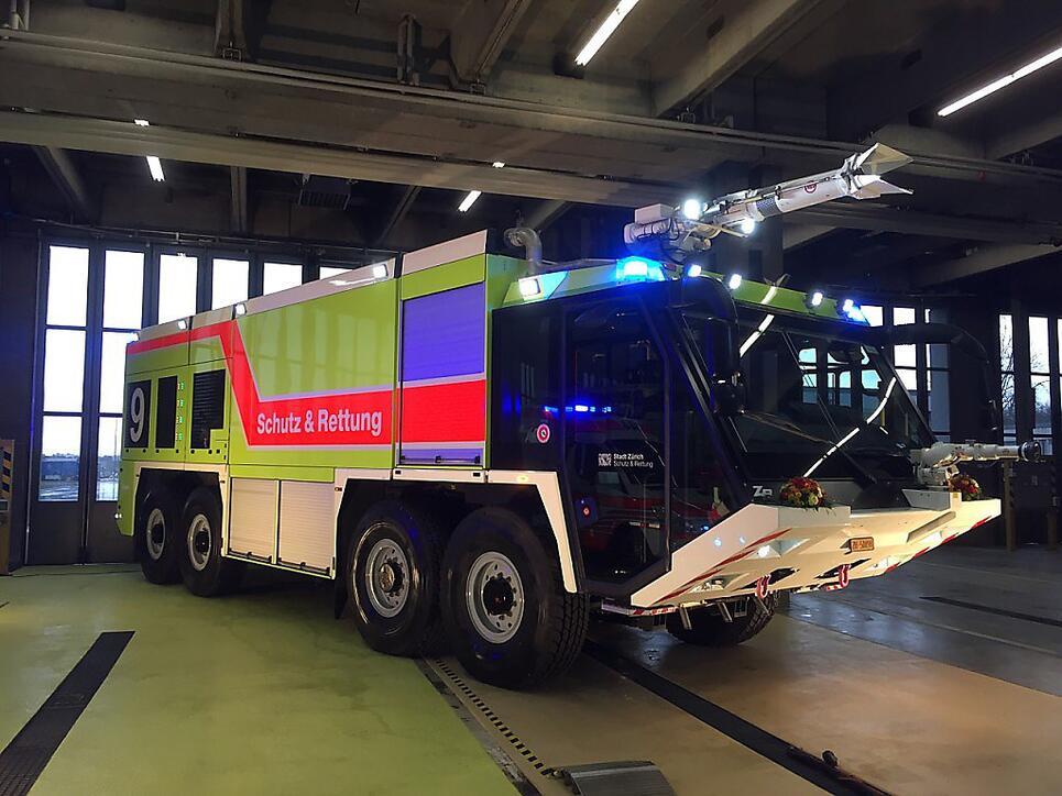 Es ist das grösste und schwerste der Schweiz: Das Flugfeld-Löschfahrzeug "Z8" steht ab sofort auf dem Flughafen Zürich im Einsatz.