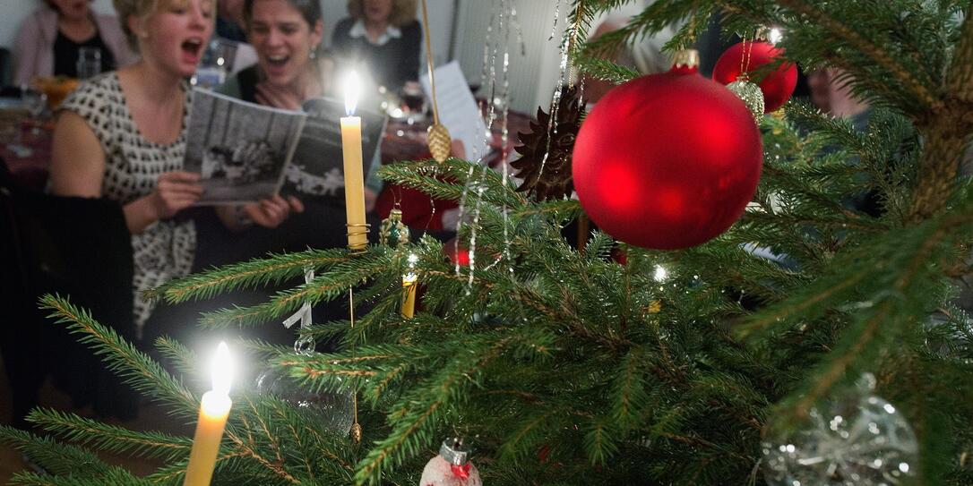 WEIHNACHTSLIED, GESANG, SINGEN, WEIHNACHTSBAUM, KERZE, KERZEN, WEIHNACHTSFEIER, WEIHNACHTSFEST, FAMILIE,