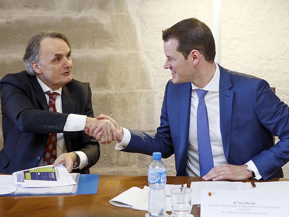 Mario Gattiker, Staatssekretär des Staatssekretariats für Migration, verfolgt  das Projekt "Papyrus" mit grossem Interesse, wie er am Dienstag dem Genfer FDP-Regierungsrat Pierre Maudet (rechts) versicherte.