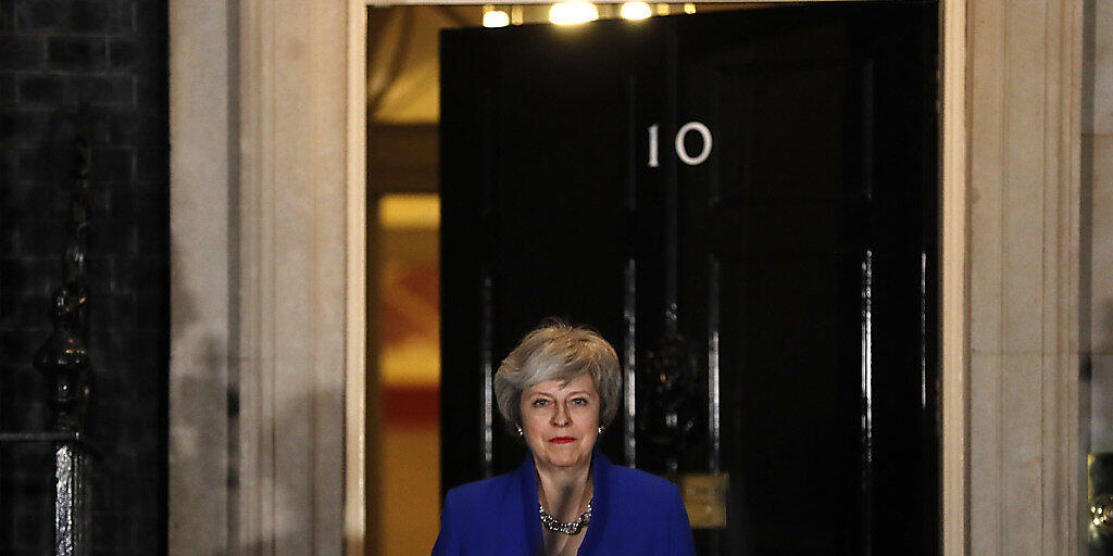 Die britische Premierministerin Theresa May hält es für ihre Pflicht, Grossbritannien aus der Europäischen Union zu führen - dies sagte May bei einer kurzfristig angekündigten Ansprache am späten Mittwochabend vor dem Regierungssitz in London.