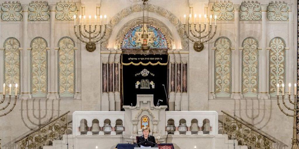 Die deutsche Bundeskanzlerin Angela Merkel spricht bei der Gedenkveranstaltung vom Zentralrat der Juden in Deutschland zum 80. Jahrestag der "Pogromnacht" von 1938 in der Synagoge Rykestrasse.
