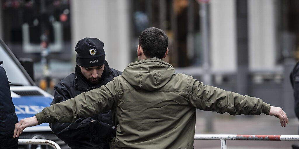 Libyen-Konferenz unter strengsten Sicherheitsvorkehrungen: Ein Polizist kontrolliert einen Passanten auf dem Potsdamer Platz in Berlin.