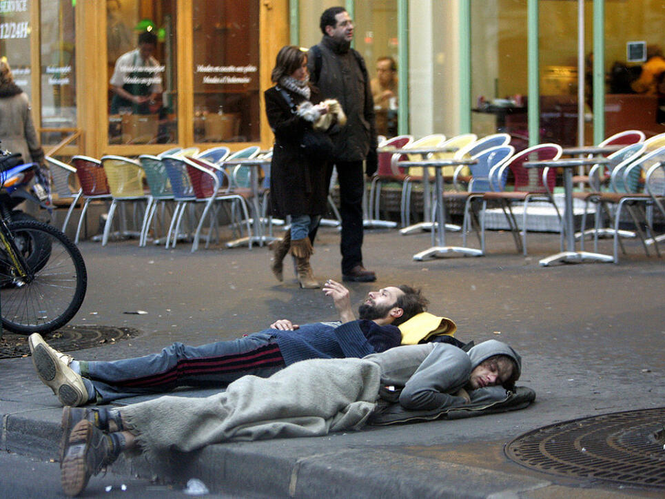Zwei Obdachlose mitten in Paris. (Archivbild)