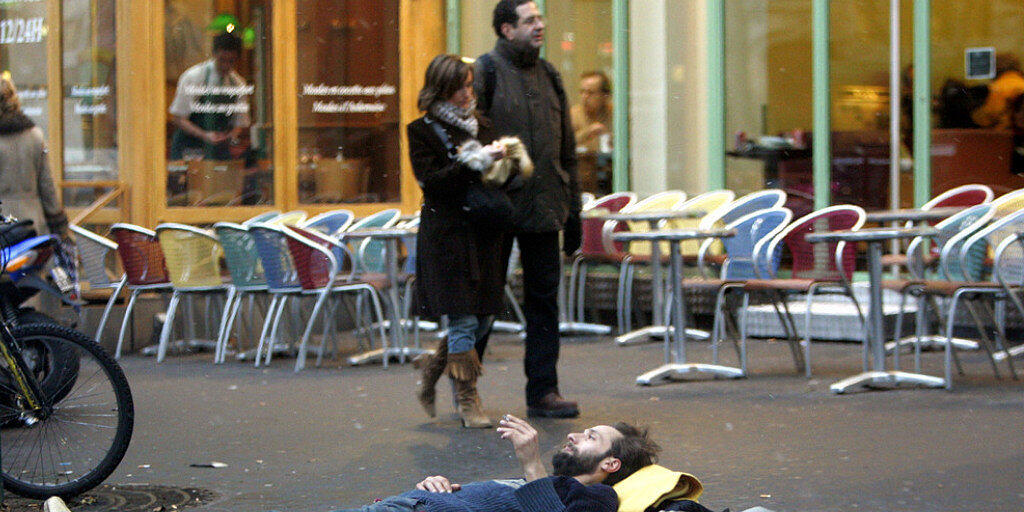 Zwei Obdachlose mitten in Paris. (Archivbild)