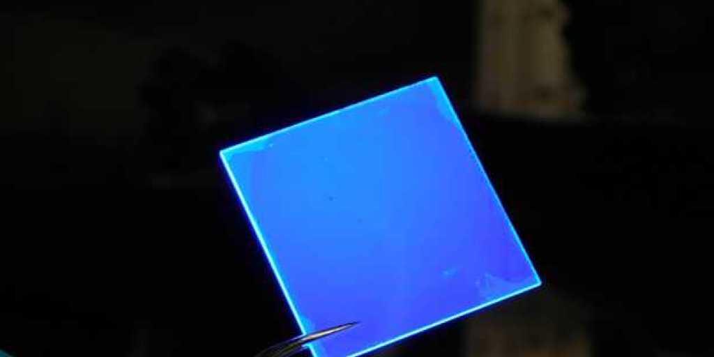 ETH-Forschende beschichteten eine Glasplatte mit mehreren Schichten extrem dünner Halbleiter-Nanoplättchen, getrennt durch eine Isolierschicht. Mit UV-Licht beschienen, sendet die Scheibe blaues Licht aus - und das energieeffizienter als die herkömmliche QLED-Technologie.