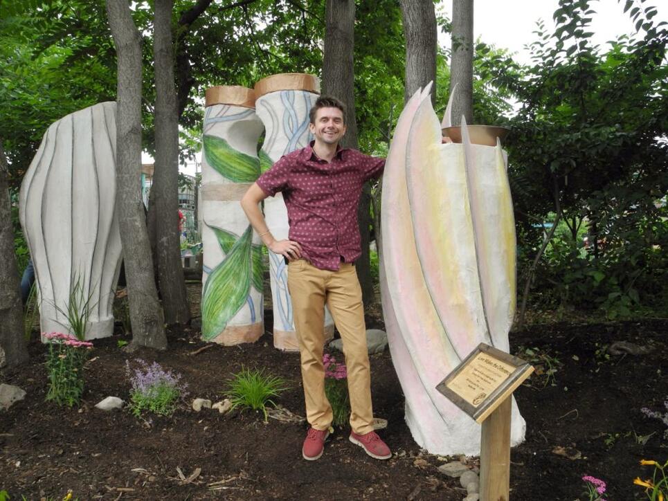 Vom Kunstwerk zum Pizzabelag: Der New Yorker Künstler Brian Soliwoda mit seinen Holzskulpturen, aus denen in den kommenden Monaten essbare Pilze wachsen sollen.