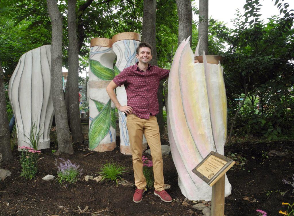 Vom Kunstwerk zum Pizzabelag: Der New Yorker Künstler Brian Soliwoda mit seinen Holzskulpturen, aus denen in den kommenden Monaten essbare Pilze wachsen sollen.