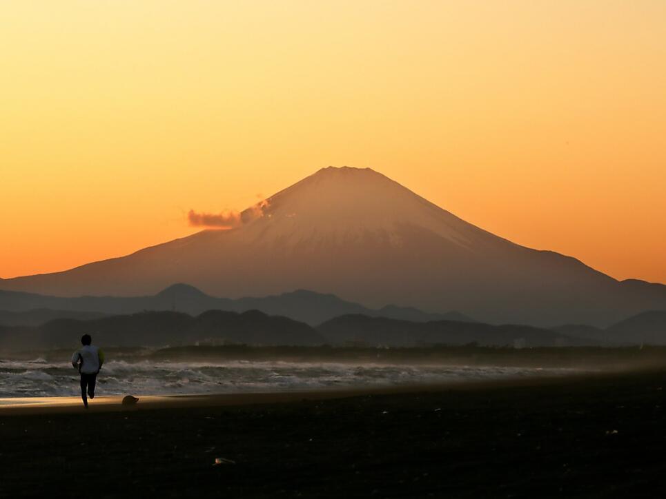 Die Zentralbank im Land der aufgehenden Sonne lässt das Zinsniveau unverändert und hält damit an der ultralockeren Geldpolitik in Japan fest. (Symbolbild Berg Fuji)