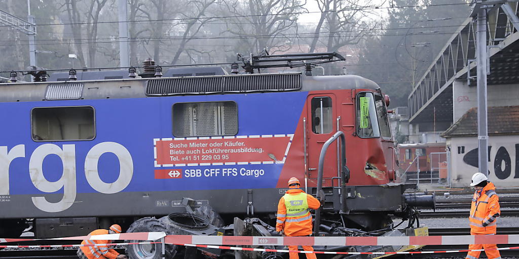 Tragischer Unfall im Bahnhof Winterthur: Bei der Kollision mit einem Güterzug ist der Führer eines Baustellenfahrzeugs ums Leben gekommen. Tragischer Unfall im Bahnhof Winterthur: Bei der Kollision mit einem Güterzug ist der Führer eines Baustellenfahrzeugs ums Leben gekommen.
