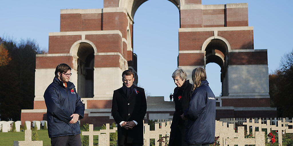 Frankreichs Präsident Emmanuel Macron und die britische Premierministerin Theresa May besuchen das Ehrenmal für die britischen und südafrikanischen Einheiten im nordfranzösischen Thiepval.