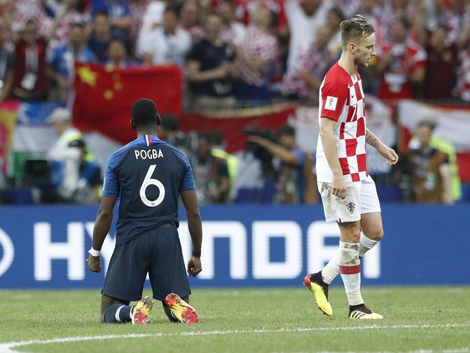 Während Frankreichs Paul Pogba beim Abpfiff des WM-Finals erleichtert in die Knie geht, verlässt der Kroate Ivan Rakitic (rechts) enttäuscht den Platz