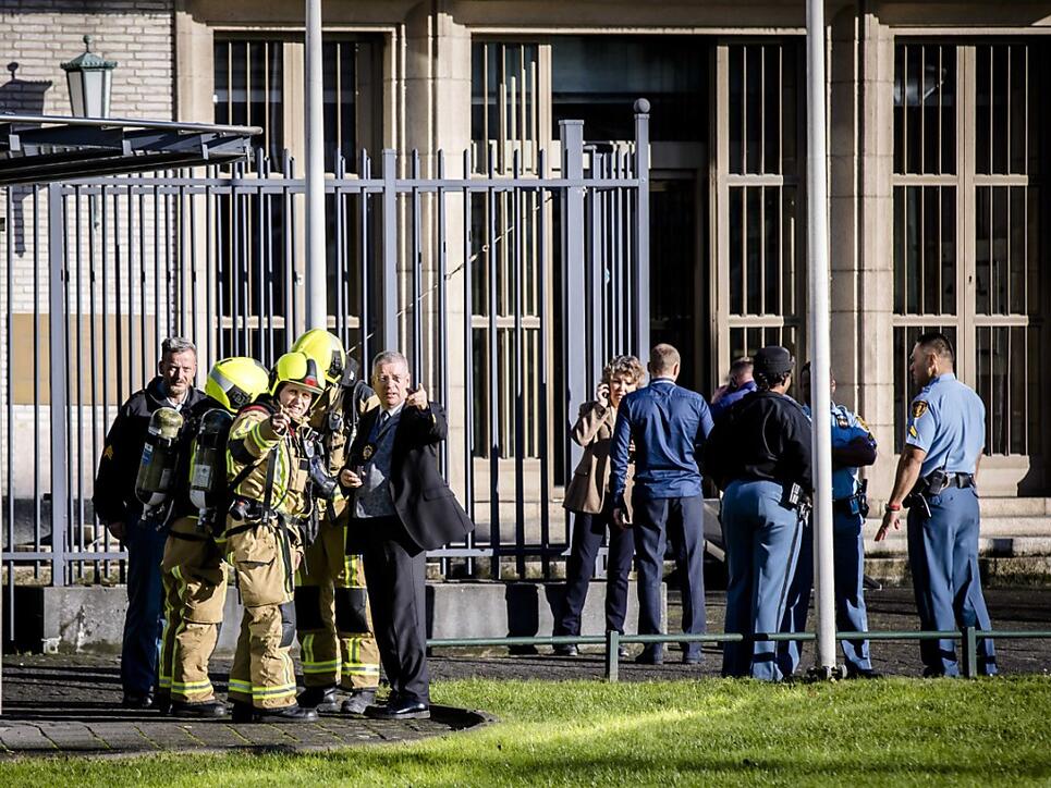 Notfallhelfer und Sicherheitskräfte vor dem UNO-Tribunal in Den Haag.