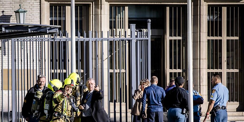 Notfallhelfer und Sicherheitskräfte vor dem UNO-Tribunal in Den Haag.