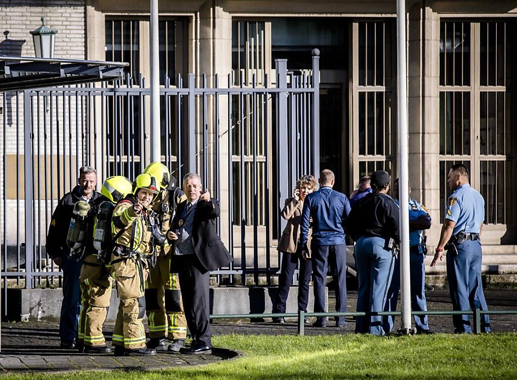 Notfallhelfer und Sicherheitskräfte vor dem UNO-Tribunal in Den Haag. Notfallhelfer und Sicherheitskräfte vor dem UNO-Tribunal in Den Haag.