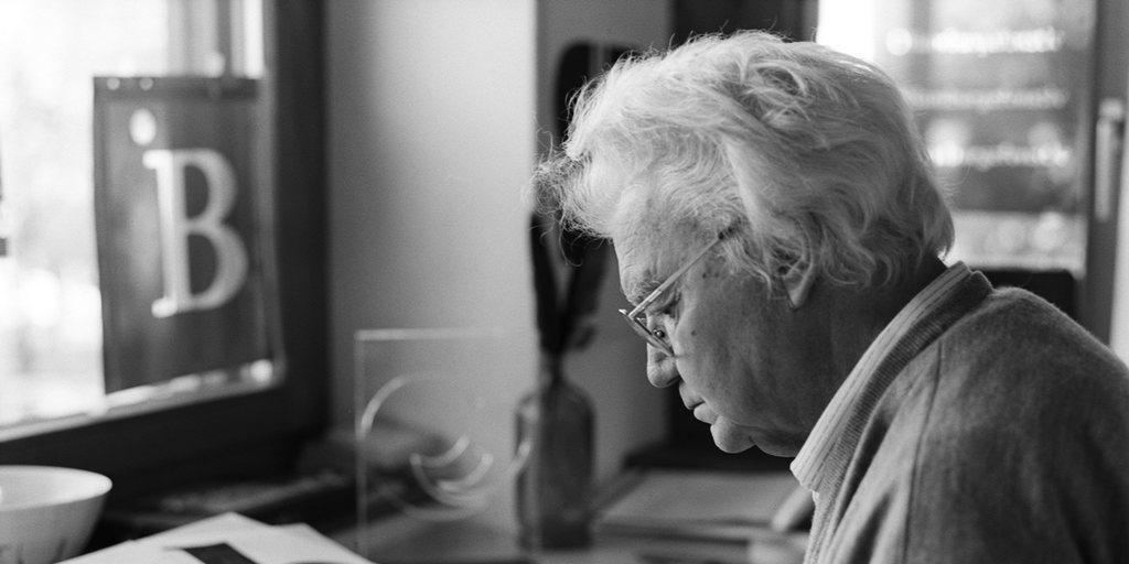 Der Grafiker und Schriftenmaler Adrian Frutiger geht in Bremgarten bei Bern seiner Arbeit nach. Aufnahme von 1999.
