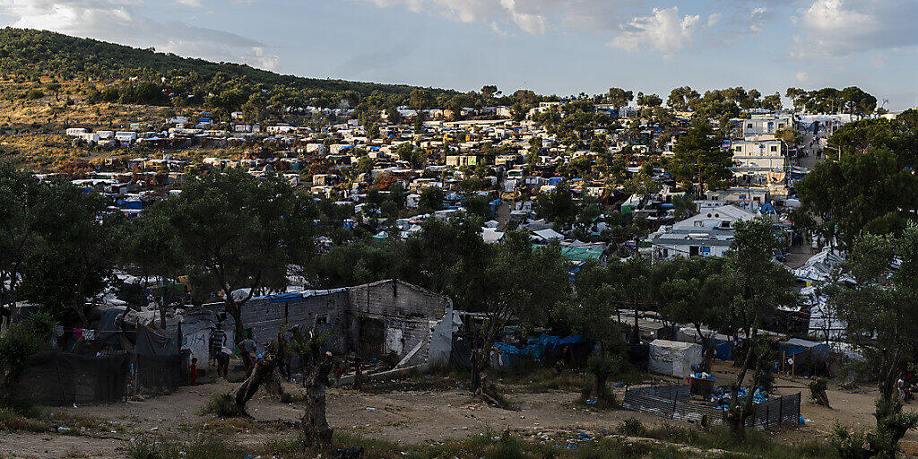 ARCHIV - Blick auf das Flüchtlingslager Camp Moria und angrenzende Behelfslager auf der griechischen Insel Lesbos. Foto: Angelos Tzortzinis/DPA