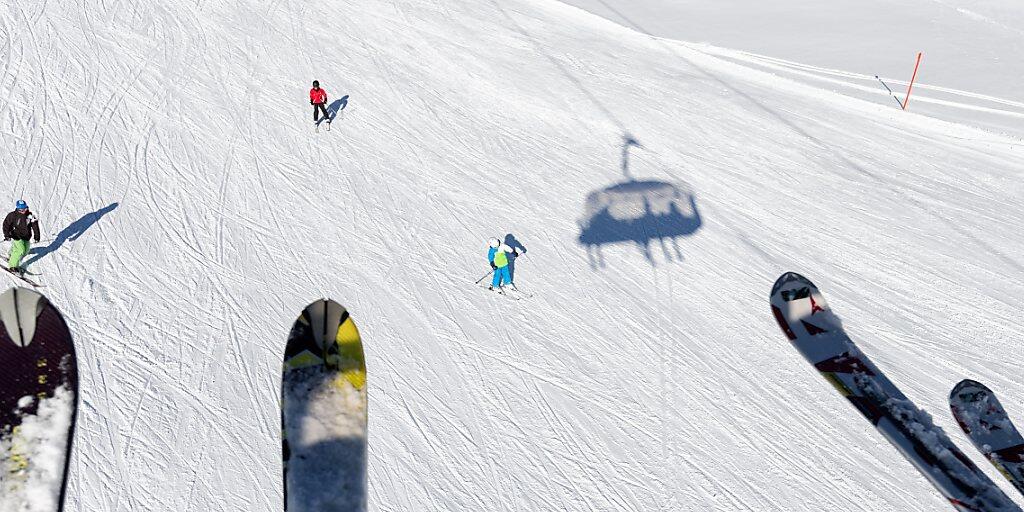 Etwa 30 Personen sassen auf dem Sessellift auf die Totalp im Parsenngebiet in Davos, als plötzlich wegen eines technischen Defekts nichts mehr ging. Etwa 90 Minuten mussten Wintersportlerinnen und Wintersportler auf den Sesseln ausharren, ehe die Rettung nahte. (Themenbild)