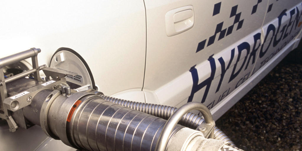 Zwei mit Wasserstoff betriebene Autos sind seit 2015 auf dem Markt, auch andere Autofirmen wie Opel arbeiten daran. Umweltfreundlicher sind die Autos aber nur dann, wenn der Wasserstoff mit Strom aus enerneuerbaren Quellen hergestellt wird.